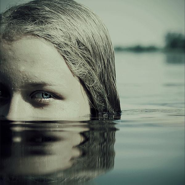 Der Kapit&auml;n Ertrinkt, Wenn Das Schiff Versinkt (Jr) by Nadine Reinwardt