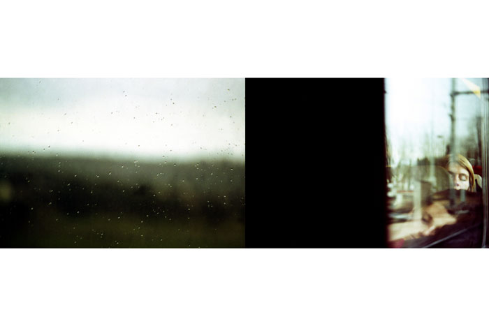 En train de r&ecirc;ver, photography by Sophie Gotti. Diptyque que j'affectionne, des gens, inconnu(e)s d'un jour, crois&eacute;(e)s au hasard d'un voyage commun... sc&egrave;ne banale, lieu commun des voyages en train.... Reflex argentique Minolta X300. In Transportation