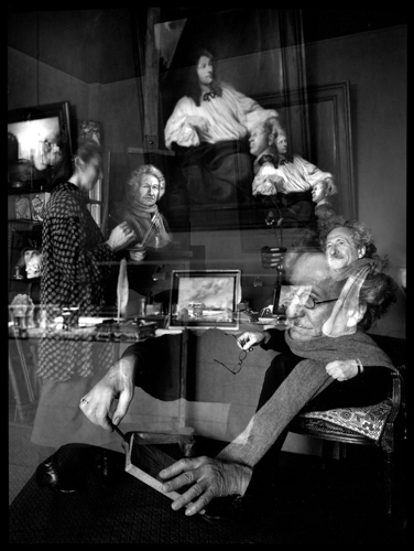 Jean-Claude Lavie - Paris, 1994, photography by M&eacute;lanie Gribinski. Jean-Claude Lavie est psychanalyste. Lorsque je fais un portrait, je suis tr&egrave;s facilement perturb&eacute;e, parce que je suis &eacute;mue, j'ai le trac. Je dois me concentrer sur tout : la lumi&egrave;re, le cadrage, ma cellule qui ne marche pas depuis des ann&eacute;es, la mise au point, quel c&ocirc;t&eacute; du ch&acirc;ssis a d&eacute;j&agrave; &eacute;t&eacute; expos&eacute;, converser avec le sujet, &ecirc;tre attentive &agrave; ce qu'il me dit pour ne pas manquer l'importance d'un objet, d'une pr&eacute;sence, faire attention &agrave; mon mat&eacute;riel qui date malgr&eacute; tout des ann&eacute;es 40 etc... Vous n'imaginez pas la tension! Alors parfois, il y a un de ces trucs qui m'&eacute;chappe. Dans cette photo, j'ai expos&eacute; deux fois le m&ecirc;me film.. In People, Portrait