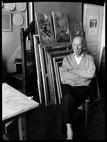 Marcel Jean, peintre - Paris, 1992, photography by M&eacute;lanie Gribinski. Voici le tout premier portrait que j'ai fait &agrave; la chambre.
Marcel Jean &eacute;tait un peintre surr&eacute;aliste. Je suis all&eacute; chez lui pour faire des reproductions de sa correspondance avec Yves Tanguy (publi&eacute;e aux &eacute;ditions du Dilettante). J'avais emmen&eacute; ma chambre 18x24, achet&eacute;e quelques jours plus t&ocirc;t. Marcel Jean a accept&eacute; que je le photographie. Il a &eacute;t&eacute; admirablement patient et gentil. Quelques jours plus tard il est tomb&eacute;, dans son appartement, et n'a pu se relever. Il a pris froid et a &eacute;t&eacute; hospitalis&eacute;. Je lui ai rendu visite &agrave; l'h&ocirc;pital pour lui donner son portrait. J'ai d&ucirc; lui raconter pourquoi j'&eacute;tais venu chez lui et comment je l'avais photographi&eacute; pour qu'il me reconnaisse. J'avais apport&eacute; un deuxi&egrave;me tirage, je voulais qu'il y &eacute;crive un mot. La d&eacute;dicace est illisible parce qu'il n'avait pas mis ses lunettes. Il est mort le lendemain.
Je crois de plus en plus que cette rencontre a &eacute;t&eacute; tr&egrave;s influente dans mes choix photographiques.. In People, Portrait