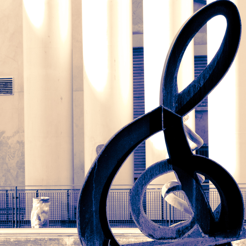 Cl&eacute; de Sol, photography by Jean-michel Reboul. Niki made it close to Pompidou's Art Center in Paris. In Construction