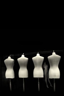 The judment, Artwork by Dorothy Shoes. En bas de ma maison..
Boutique d&eacute;nud&eacute;e... Nikon D 70s. Convertion Noir et Blanc Photoshop