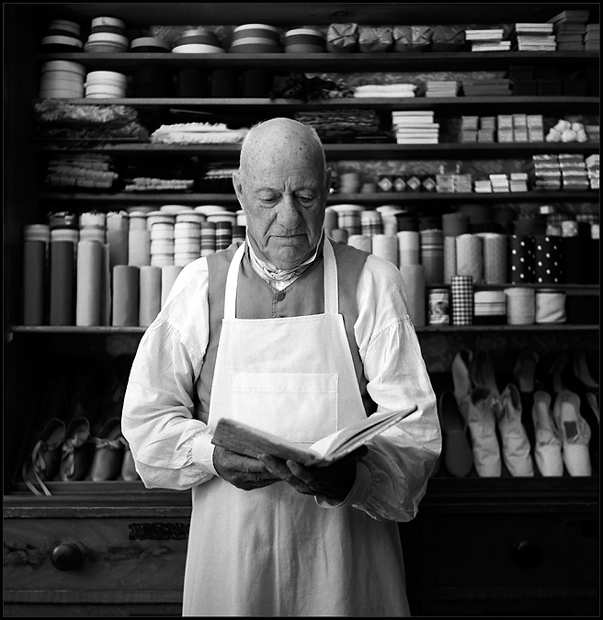 L'&eacute;picier..., photography by Christophe Niel. L'&eacute;picier

Extrait de la serie "une nouvelle angleterre" pour laquelle j'ai une tendresse particuli&egrave;re...
Des rencontres simples, le long des routes de la nouvelle angleterre, au bout de chemins de terre.... Rolleiflex. Ilford HP5+ film. In People, Portrait