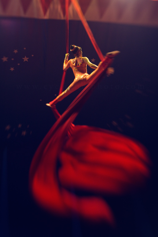 A mi-chemin du ciel, photography by Christelle Landais. Au cirque .... Canon 5D - Lensbaby. In Event, Show