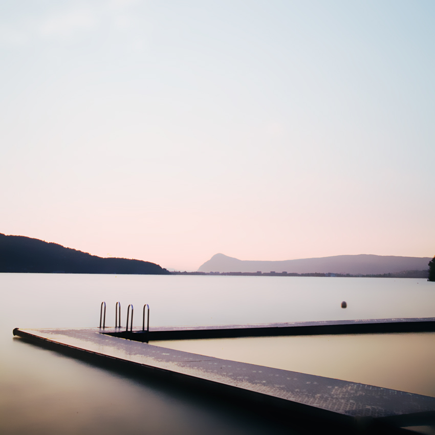 Sans Titre, processing by Christelle Landais. Petit concours de composition. Le photographe concern&eacute; se reconna&icirc;tra...

Plage de Menthon St Bernard. Lac d'Annecy.. Canon 5D. Pose longue