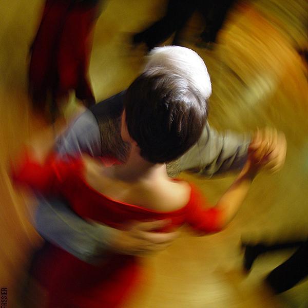 La Fille en Rouge, Artwork by Philippe Fassier. Un couple de danseurs de tango argentin... Photo num&eacute;rique prise au 1/4 de seconde. Aucune retouche, v&eacute;ritablement "brut de d&eacute;coffrage". Ce flou est obtenu avec un coup de poignet lors de la prise de vue, additionn&eacute; au mouvement des danseurs. Le fruit du hasard et de la pers&eacute;v&eacute;rance.... Sony DSC-F717