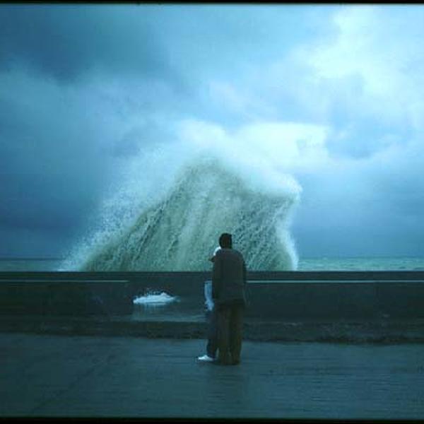 La Vague, photography by Philippe Fassier. 19 avril 1981, non loin des falaises d'&Eacute;tretat, un "grain" comme disent les marins...
Apr&egrave;s avoir appuy&eacute; sur le d&eacute;clencheur, j'&eacute;tais assez loin pour &eacute;viter l'assaut de cette monstrueuse cr&eacute;ature. Mais pas eux.
(J'ai beaucoup de mal &agrave; num&eacute;riser mes anciennes photos argentiques tant j'ai &eacute;t&eacute; conquis par le num&eacute;rique mais je vais m'efforcer d'en ressortir quelques-unes). Pentax KM 50mm Ekta 800. In Nature, Scenery, Waterscape