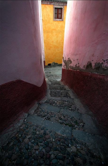 Diving in the small town, photography by Marco Marongiu. In a small town ... Canon EOS 300D + Canon EF-S 10-22mm. In People, Everyday, City life