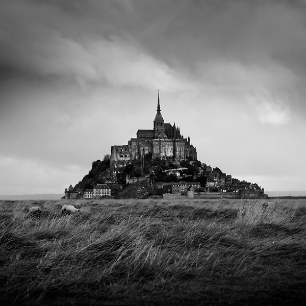 #098, photography by Thierry Vercampt. Derni&egrave;re image de la s&eacute;rie sur le Mont St Michel Octobre 2008. In Construction