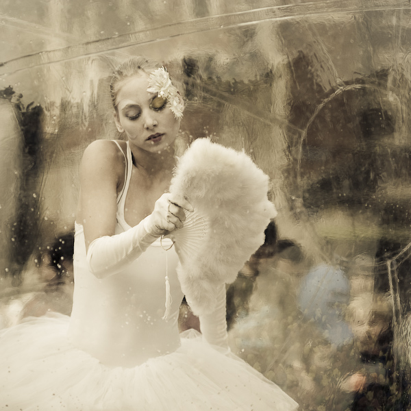Act of Angels, photography by Fabienne Cresens. In the street of Brussels. Nikon D200 + Adobe Lightroom 2. In Event, Dance