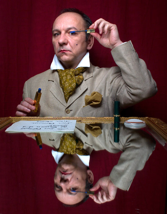 Tentative n&deg;15:  Le narcissisme , photography by Jean-claude Delalande. Autoportrait. In People, Portrait