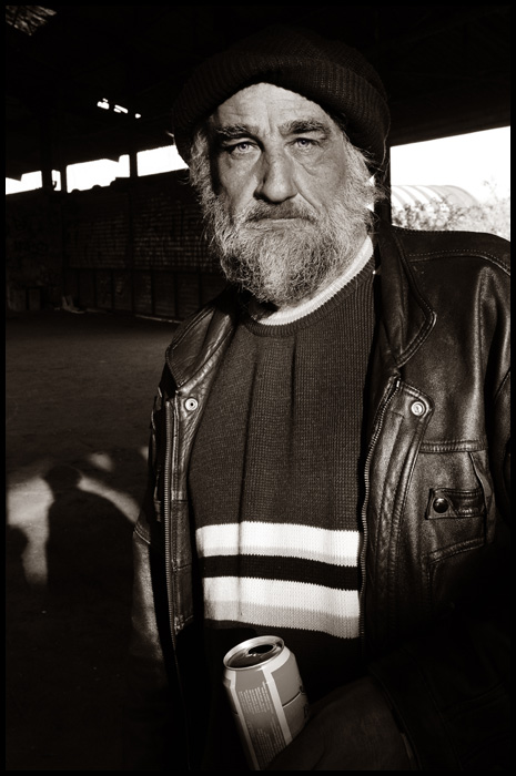 Bernard, Sans Domicile Fixe - Homeless guy #02, photography by Pierre Wetzel. S&eacute;rieuse, D&eacute;brouill&eacute;e, Fut&eacute;e Sandrine, Digne Fille Soutient De Famille Se Donne Fi&egrave;rement &agrave; Son Devoir De Femme. Sa Demeure Fragile, Sombre D&eacute;barras Frauduleux Soign&eacute;, D&eacute;crass&eacute;, Frott&eacute;, Squatt&eacute; Depuis F&eacute;vrier leur Sert De Foyer. Sans D&eacute;lirante Fortune Sans D&eacute;penser Fantaisiste Ses Derniers Francs Sandrine se Donne Figure Souriante Douce et Fra&icirc;che. Scrupuleuse D&eacute;termin&eacute;e Forcen&eacute;e Sandrine Dans une Firme Scotche Des Formulaires Sur Des Frigos Sortant De Fabrication. Souvent, D&eacute;lirant Film, Sandrine Divague, Fabule ; S'rait Dr&ocirc;lement Friqu&eacute;e Si Demain Fatale elle Se Donnait Facile le Soir Dans les Faubourgs ! Sordide D&eacute;lire Finalement. Sonnerie, D&eacute;part, Foule, Saga De Fonctionnaires, Semaine De Folie, Samedi, Dimanche, F&eacute;ri&eacute;. Sortie De Famille, Senteurs De Frites, Saucisses De Francfort. Soudain Dans le F&ecirc;te Se D&eacute;tache Frappant Le Sourire D'un Forain. Sandrine, D&eacute;pendante Forc&eacute;e de Ses Deux Fr&egrave;res Se D&eacute;tourne Furtive. Surgissant Diable F&eacute;brile, Sergio dit F&eacute;f&eacute; Stand Des F&eacute;eries Simplement D&eacute;voile sa Flamme. Sandrine, D&eacute;contenanc&eacute;e, Fig&eacute;e Ses Deux Fr&egrave;res Slalomant Dans la Foule Se Demande que Faire. Se D&eacute;tourner Froidement Serait Dommage Franchement. Sourire Dessin&eacute; Finement, Soutenu De Fossettes, Sensuel, Dr&ocirc;le de Frimousse, Sandrine D&eacute;visage le Forain. Se D&eacute;robant F&eacute;line Sautillante Derri&egrave;re F&eacute;f&eacute; Ils Sortent De la Foire. Ses Deux Fr&egrave;res Se D&eacute;brouilleront Facilement. Septembre D&eacute;ploie Fragile Ses Derniers Feuillages Sanguinolents De Feu. Secr&egrave;tement D&eacute;cembre Forge Sa Despotique Froidure. Sandrine D&eacute;v&ecirc;tue Frissonne Ses Deux Fesses Se Dressent Fermes, Sublimes De F&eacute;minit&eacute;. Son Dos Fr&eacute;mis Sous les Doigts Fins Et Sensuels De F&eacute;f&eacute;. Soupirs De Fauves, Sauvage D&eacute;sir F&eacute;cond, Savant D&eacute;mon Femelle Se D&eacute;salt&eacute;rant aux Fontaines Du Subd&eacute;licat Fusionnant ! Spasmes, D&eacute;mence, Fougue, Sergio Devient Fou, Sandrine D&eacute;colle Foudroy&eacute;e. Satisfaite, D&eacute;tendue Fatigu&eacute;e Sandrine Dort, Fillette. Sergio D&eacute;&ccedil;u Fume. Soleil Dans la Fen&ecirc;tre, Sandrine Dans le Flou, Sergio Disparu, Fuir. Serpentant des Dalles Fumantes, Sandrine D&eacute;vale les Faubourgs. Sa D&eacute;pendante Famille, Sans Doute F&acirc;ch&eacute;e, Se Demande ce qu'elle Fait. Soudain, Deux Flics Se Dressent Fermes ! Sa Demeure Ferm&eacute;e Sur D&eacute;cret Fatidique. Six, Dix Fourgons Se Dressent Fig&eacute;s Sur Deux Files. Saloperie De Flicaille ! Souillure D&eacute;geulasse ! Fumier ! Sandrine D&eacute;gout&eacute;e Fulmine. Sermons, Discours Futiles, Sandrine D&eacute;&ccedil;ue, Fragilis&eacute;e Sait D&eacute;j&agrave; la Fin. Sortie Du Foyer Sordidement, De Force, Sa Douce Famille Sera Dispers&eacute;e, Fragment&eacute;e, Sans Domicile Fixe.. Social D&eacute;nominateur Facile, S.D.F. (Les Nonnes Troppo). In People, Portrait