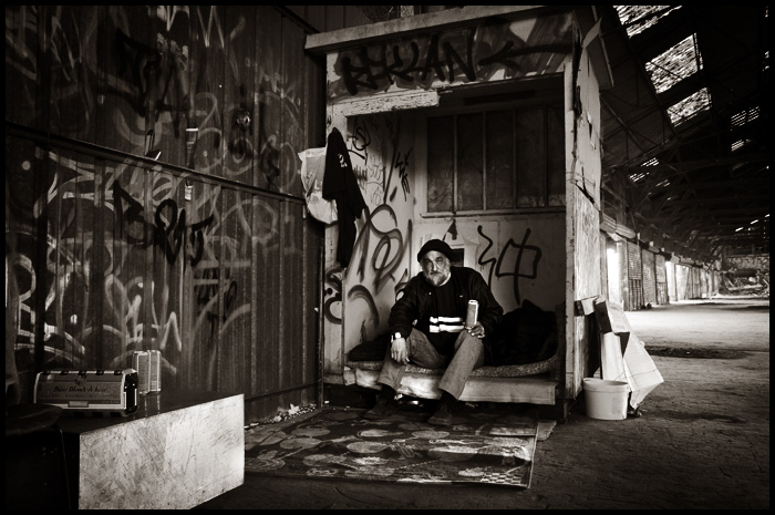 Bernard, Sans Domicile Fixe - Homeless guy #03, photography by Pierre Wetzel. S&eacute;rieuse, D&eacute;brouill&eacute;e, Fut&eacute;e Sandrine, Digne Fille Soutient De Famille Se Donne Fi&egrave;rement &agrave; Son Devoir De Femme. Sa Demeure Fragile, Sombre D&eacute;barras Frauduleux Soign&eacute;, D&eacute;crass&eacute;, Frott&eacute;, Squatt&eacute; Depuis F&eacute;vrier leur Sert De Foyer. Sans D&eacute;lirante Fortune Sans D&eacute;penser Fantaisiste Ses Derniers Francs Sandrine se Donne Figure Souriante Douce et Fra&icirc;che. Scrupuleuse D&eacute;termin&eacute;e Forcen&eacute;e Sandrine Dans une Firme Scotche Des Formulaires Sur Des Frigos Sortant De Fabrication. Souvent, D&eacute;lirant Film, Sandrine Divague, Fabule ; S'rait Dr&ocirc;lement Friqu&eacute;e Si Demain Fatale elle Se Donnait Facile le Soir Dans les Faubourgs ! Sordide D&eacute;lire Finalement. Sonnerie, D&eacute;part, Foule, Saga De Fonctionnaires, Semaine De Folie, Samedi, Dimanche, F&eacute;ri&eacute;. Sortie De Famille, Senteurs De Frites, Saucisses De Francfort. Soudain Dans le F&ecirc;te Se D&eacute;tache Frappant Le Sourire D'un Forain. Sandrine, D&eacute;pendante Forc&eacute;e de Ses Deux Fr&egrave;res Se D&eacute;tourne Furtive. Surgissant Diable F&eacute;brile, Sergio dit F&eacute;f&eacute; Stand Des F&eacute;eries Simplement D&eacute;voile sa Flamme. Sandrine, D&eacute;contenanc&eacute;e, Fig&eacute;e Ses Deux Fr&egrave;res Slalomant Dans la Foule Se Demande que Faire. Se D&eacute;tourner Froidement Serait Dommage Franchement. Sourire Dessin&eacute; Finement, Soutenu De Fossettes, Sensuel, Dr&ocirc;le de Frimousse, Sandrine D&eacute;visage le Forain. Se D&eacute;robant F&eacute;line Sautillante Derri&egrave;re F&eacute;f&eacute; Ils Sortent De la Foire. Ses Deux Fr&egrave;res Se D&eacute;brouilleront Facilement. Septembre D&eacute;ploie Fragile Ses Derniers Feuillages Sanguinolents De Feu. Secr&egrave;tement D&eacute;cembre Forge Sa Despotique Froidure. Sandrine D&eacute;v&ecirc;tue Frissonne Ses Deux Fesses Se Dressent Fermes, Sublimes De F&eacute;minit&eacute;. Son Dos Fr&eacute;mis Sous les Doigts Fins Et Sensuels De F&eacute;f&eacute;. Soupirs De Fauves, Sauvage D&eacute;sir F&eacute;cond, Savant D&eacute;mon Femelle Se D&eacute;salt&eacute;rant aux Fontaines Du Subd&eacute;licat Fusionnant ! Spasmes, D&eacute;mence, Fougue, Sergio Devient Fou, Sandrine D&eacute;colle Foudroy&eacute;e. Satisfaite, D&eacute;tendue Fatigu&eacute;e Sandrine Dort, Fillette. Sergio D&eacute;&ccedil;u Fume. Soleil Dans la Fen&ecirc;tre, Sandrine Dans le Flou, Sergio Disparu, Fuir. Serpentant des Dalles Fumantes, Sandrine D&eacute;vale les Faubourgs. Sa D&eacute;pendante Famille, Sans Doute F&acirc;ch&eacute;e, Se Demande ce qu'elle Fait. Soudain, Deux Flics Se Dressent Fermes ! Sa Demeure Ferm&eacute;e Sur D&eacute;cret Fatidique. Six, Dix Fourgons Se Dressent Fig&eacute;s Sur Deux Files. Saloperie De Flicaille ! Souillure D&eacute;geulasse ! Fumier ! Sandrine D&eacute;gout&eacute;e Fulmine. Sermons, Discours Futiles, Sandrine D&eacute;&ccedil;ue, Fragilis&eacute;e Sait D&eacute;j&agrave; la Fin. Sortie Du Foyer Sordidement, De Force, Sa Douce Famille Sera Dispers&eacute;e, Fragment&eacute;e, Sans Domicile Fixe.. Social D&eacute;nominateur Facile, S.D.F. (Les Nonnes Troppo). In People, Portrait
