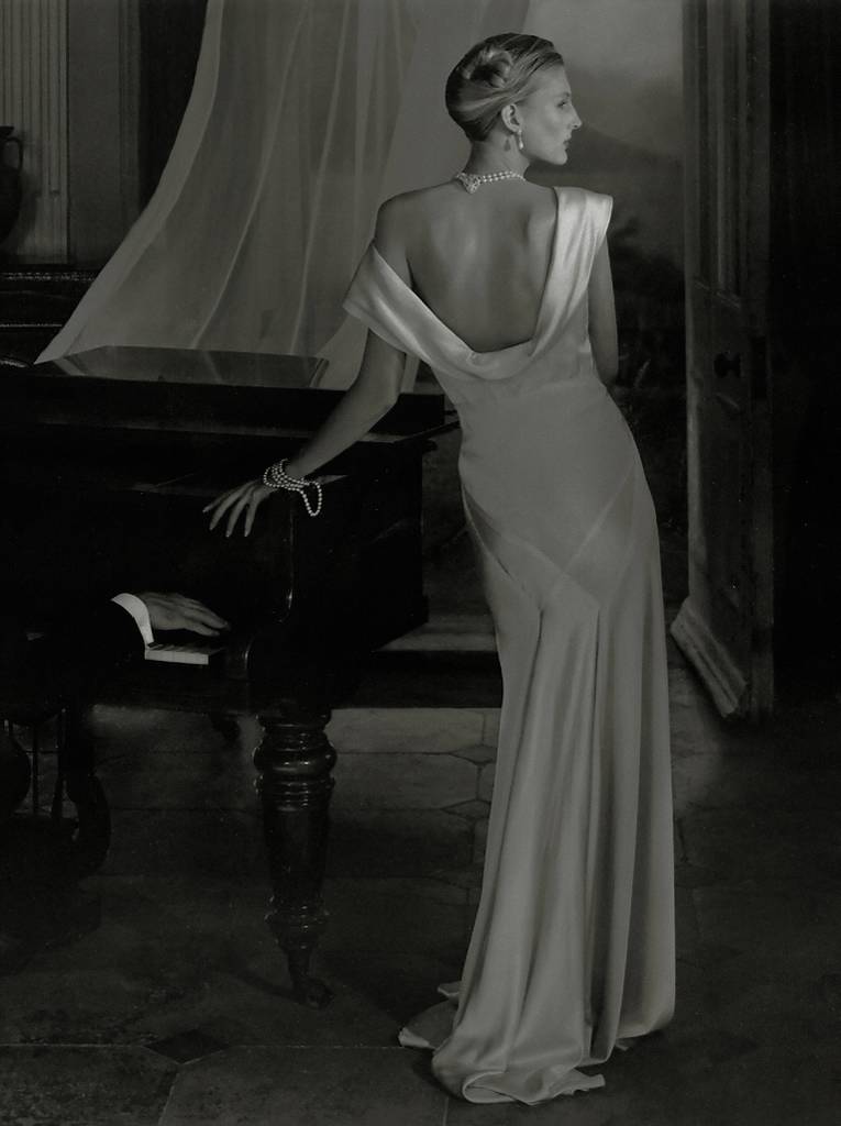 White Shoulders, photography by Andreas Heumann. 5x4. In Event, Social