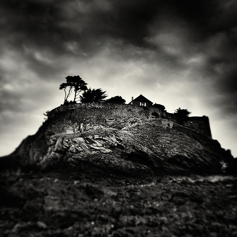 The house on the rock, photography by Patrick Dagonnot. Seul, au petit matin, en ce lieu &eacute;trange et fascinant. Un moment unique. Une peur sourde habitait cet endroit... ou peut-&ecirc;tre &eacute;tait-ce moi qui l'y avait amen&eacute;.... In Nature, Scenery