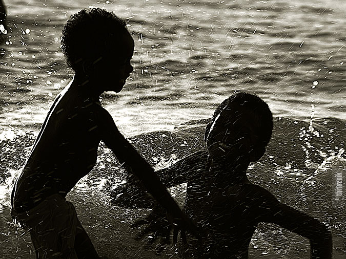 Play, photography by Emma Grigoryan. Flic en Flac beach, Mauritius. Playing kids.. Canon 350D, Tamron 75-30mm. In People, Infant, children