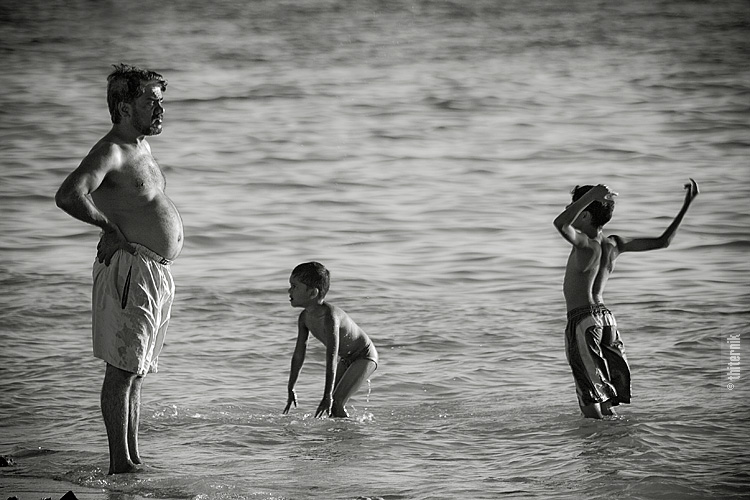 Trio, photography by Emma Grigoryan. Flic en Flac beach, Mauritius. Everyday shoots. Canon 350D, Tamron 75-30mm. In People, Everyday, Leisure