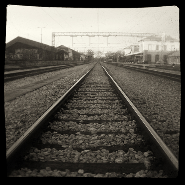 sempre dritto, photographie de Sasa Lazic. taken through the viewfinder of Kodak Brownie Reflex. Dans Construction