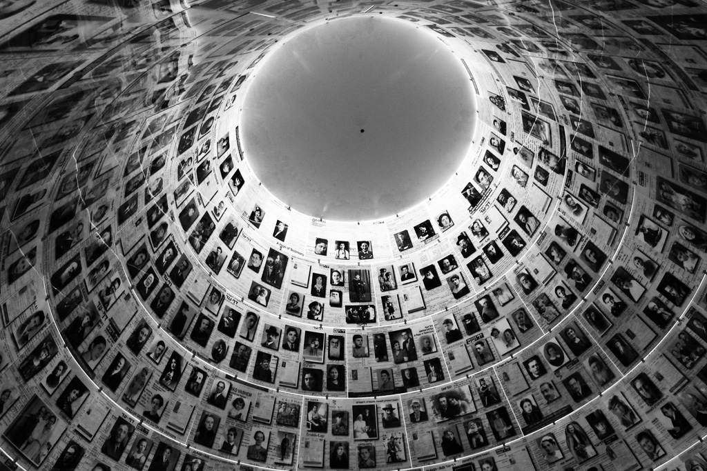 Remembering The Past, processing by Philippe Coulon-perceval. Jerusalem / Yad Vachem - Memoriam &agrave; la Shoah 02 - Une coupole contient les photos de toutes les familles disparues durant la Shoah (Photo vol&eacute;e).. Canon G12. Num&eacute;rique. In Construction, Element, Detail