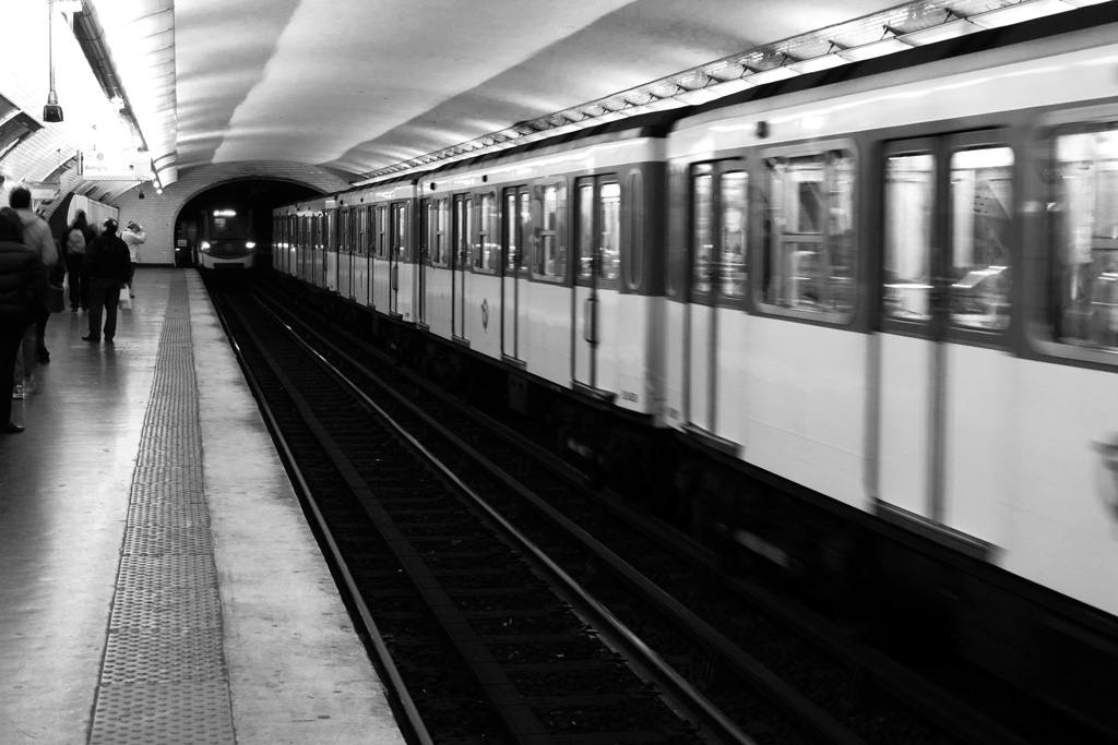 On the platform !, Artwork by Philippe Coulon-perceval. Paris / Saint-Marcel : m&eacute;tro (02). Canon G12. Num&eacute;rique