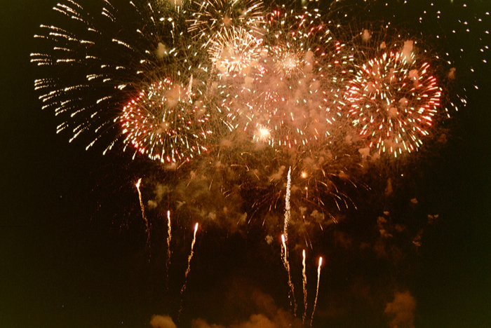 Feu d'artifice sur la plage de Dinard (2003). Minolta Dynax 7000i 24x36 - 35-70 mm. Argentique. In Event. Feux d'artifice 03, photography by Philippe Coulon-perceval. Image #75622