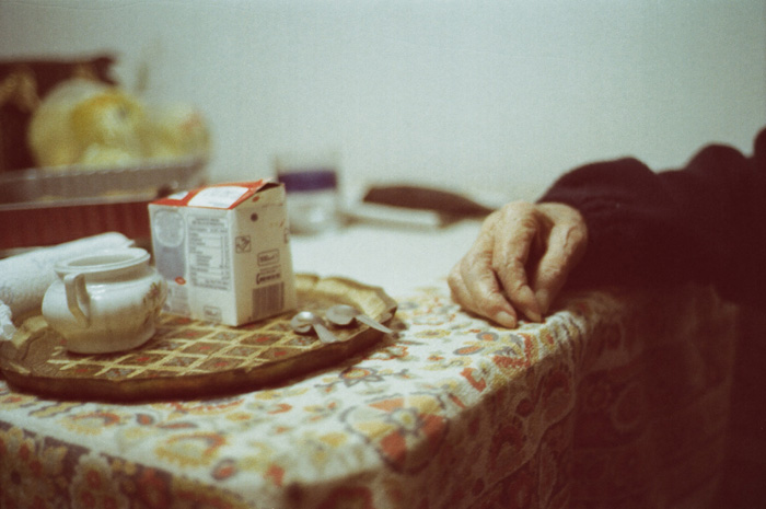 slow hands, photography by Unoundici. nikon EM. In Object, Still life