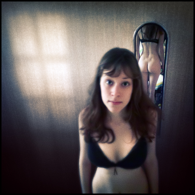 C&ocirc;t&eacute; Pile, photography by Alexandre Parrot. Petite image qui sort compl&egrave;tement de ce que je fais d'habitude.
Un clich&eacute; spontan&eacute;, au t&eacute;l&eacute;phone portable, mais je trouve un certain charme dans sa simplicit&eacute; et son manque de d&eacute;finition.. Telephone portable. In People, Nude, Female
