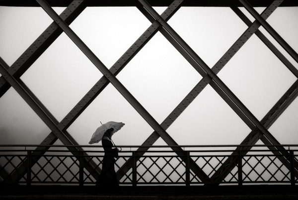 demoiselle sur le pont, photography by Pascal Fallot. In Construction