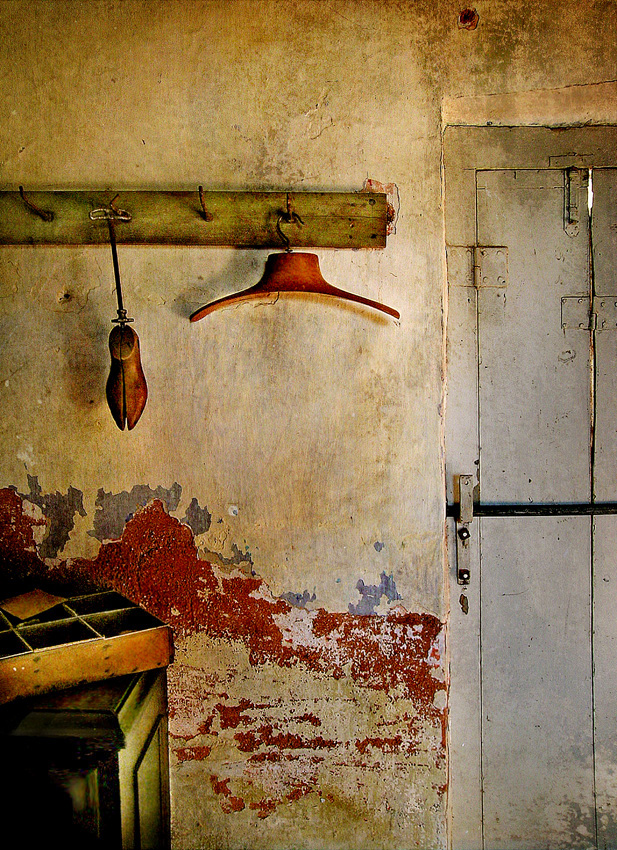 The room of the grandfather, photography by Carlos Bell Ower. Photo captured (Luj&aacute;n Buenos Aires Argentina) 2004.
Created 21-01-2008 photoshop CS2. nikon coolpix 5400  100iso. In Construction, Interior