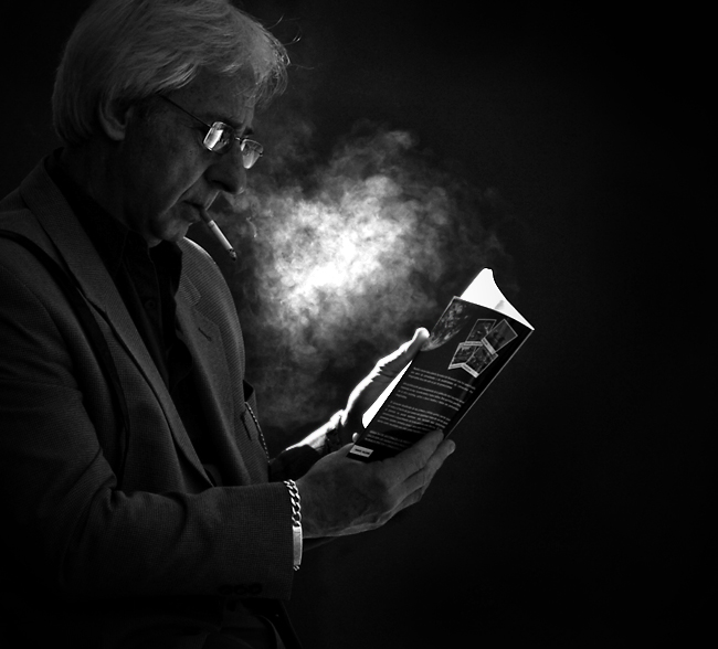 The reader, photography by Jaume Ventura. Canon EOS 30D   Canon EF 28-135 mm. f/3.5 IS USM. Digital. In People, Portrait