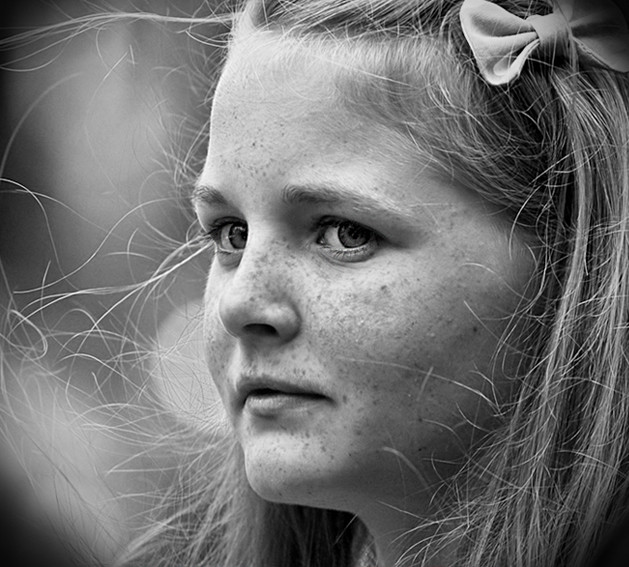 Erika et le vent, photography by Jaume Ventura. Canon EOS 30D    Canon EF 70-200 mm  f/4L USM. Adobe Ligthroom/CS4. In People, Portrait