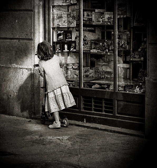 Children dreams, photography by Jaume Ventura. Canon EOS 30D   Canon EF 70-200 mm. f/4L USM. Digital. In Construction, Street