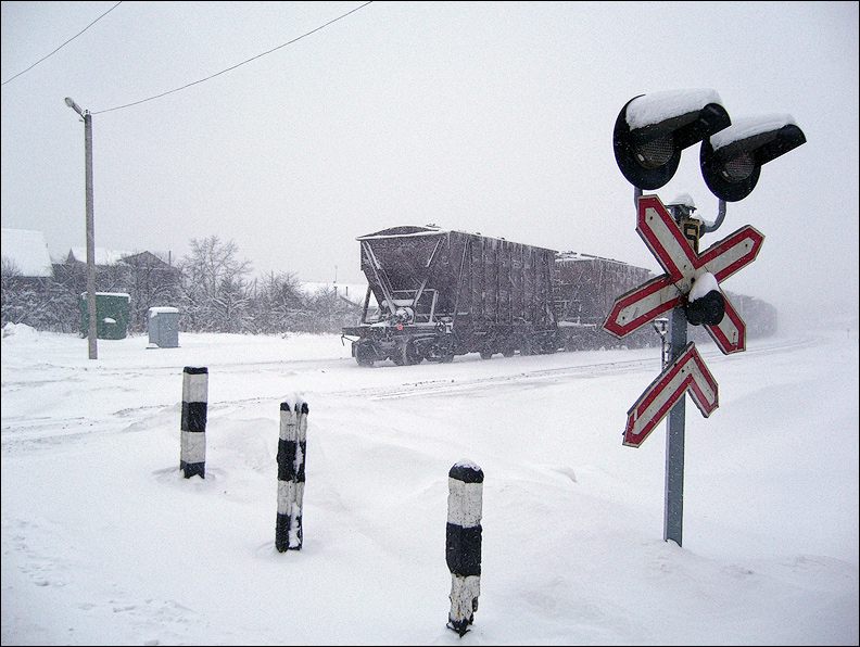 On A Railway Crossing, photographie de Dmitry Pavlov. Panasonic Lumix DMC-LS2. Dans Transport, Rail, train, m&eacute;tro, tramway