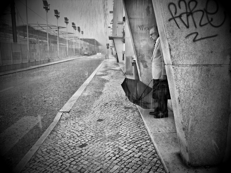 discouragement, photography by Rui Palha. Full frame (no crop). In People, Everyday, City life