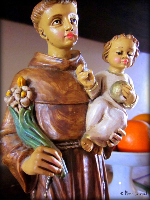 Statuette Religieuse Aux Oranges, photography by Marie Bousquet (bleumarie). CANON IXUS 105. In Object, Sculpture. Statuette Religieuse Aux Oranges, photography by Marie Bousquet (bleumarie). Image #273986