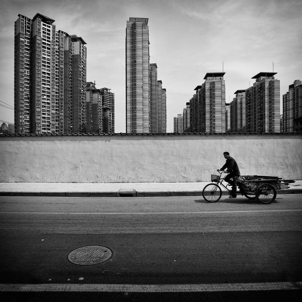Contrasts In Shanghai, photography by Stephan Opitz. In People, Everyday, City life