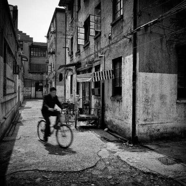 Cycling In Shanghai, photography by Stephan Opitz. In Construction, Street