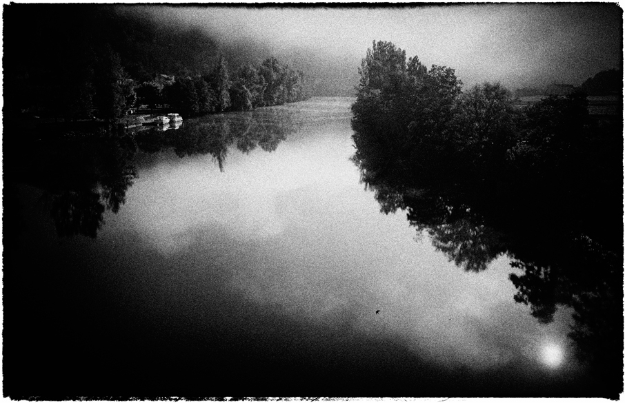Le Lot Au Point Du Jour, photography by Agn&egrave;s Hoclet Zorgani. &copy; Agn&egrave;s Hoclet - Tous Droits R&eacute;serv&eacute;s - All Rights Reserved. Nikon F5. Prise de vue argentique + Photoshop + Silver Efex. In Nature, Scenery, Waterscape