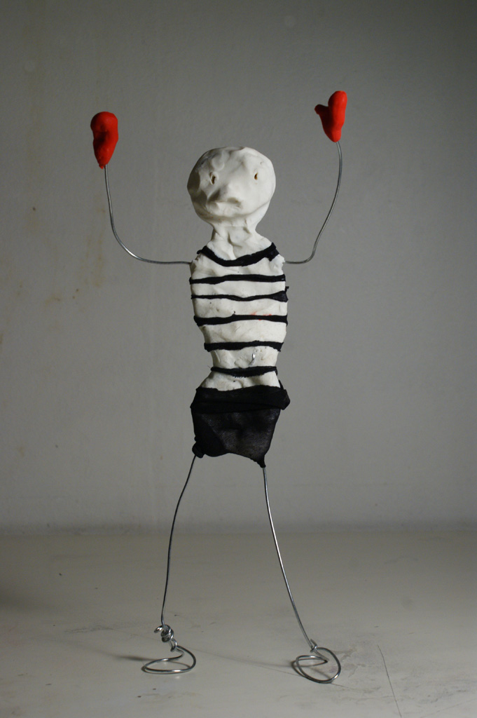 Marionnettes Decoufl&eacute; 03, sculpture by Arthur Coulon. R&eacute;alisation de plusieurs marionnettes dans du concours d'admissibilit&eacute; &agrave; l'IAV d'Orl&eacute;ans - R&eacute;alisation de la planche de d&eacute;tail - Marionnette n&deg; 3. P&acirc;te &agrave; modeler, fil de fer, tissu, accessoires. Modelage sur structure m&eacute;tallique. In People, Character, Doll, figure