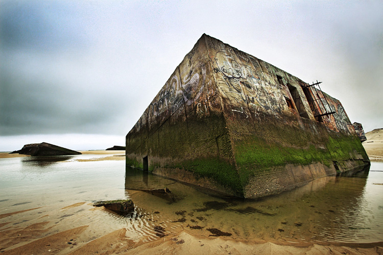 The weight of tears, photography by David One. serie d&eacute;but&eacute;e sur ces monuments de douleurs, qui s'enfouissent au fur et &agrave; mesure du temps ... pour disparaitre &agrave; jamais ... mais, il ne faut pas oublier .... Canon 30 D + 10-22. In Construction, Edifice, Monument