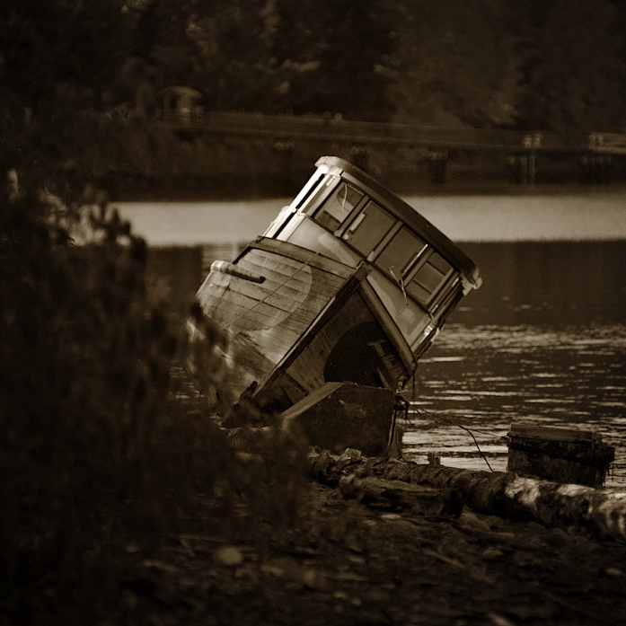 Beached, Artwork by Bill Vander Sluys. 5D & CZJ Sonnar 180mm f/2.8. duotone