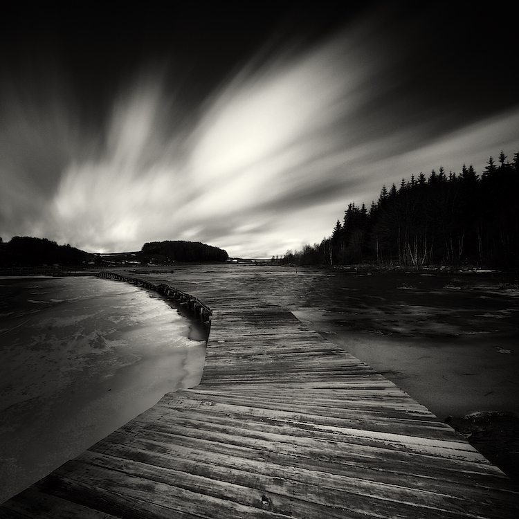 Long road, photography by Lionel Orriols. Canon 30D. Longue exposition. In Construction, Edifice, Pier, pontoon