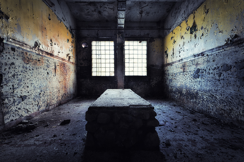Canon 5DII, 17-40@17 mm. Cross filter. In Construction, Interior. Ominous Pedestal, photography by Ralph Graef. Image #354561