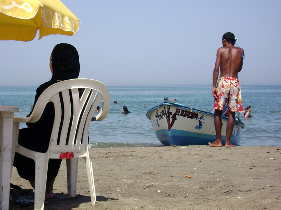 Sans titre, Tipaza Matar&egrave;s, Alg&eacute;rie. 2008, photography by R&eacute;da Samy Zazoun. In People, Everyday, Work