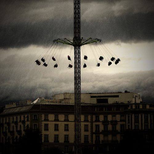 Hanging from the sky, photography by Vangelis Bagiatis. 2009@SWITZERLAND, Geneva. Canon Powershot G7. In Construction, Cityscape, skyline