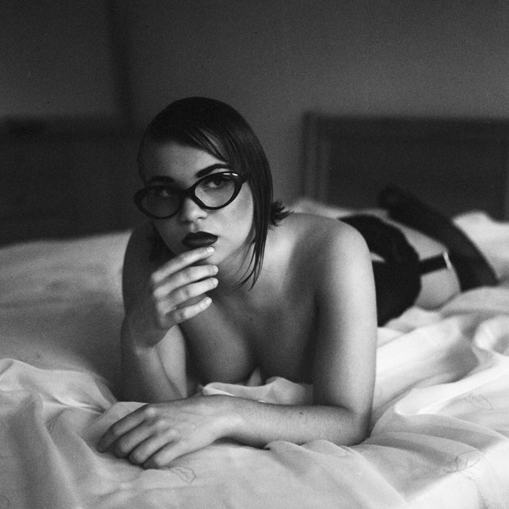 Keine Kopfschmerzen, photography by Tatiana Ferkova. Yashica Mat 124-G. Fomapan 400. In People