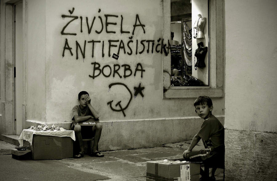 In My City Walls Speak, photography by Sandro Sardoz. PENTAX K 20 D. In People, Everyday, City life