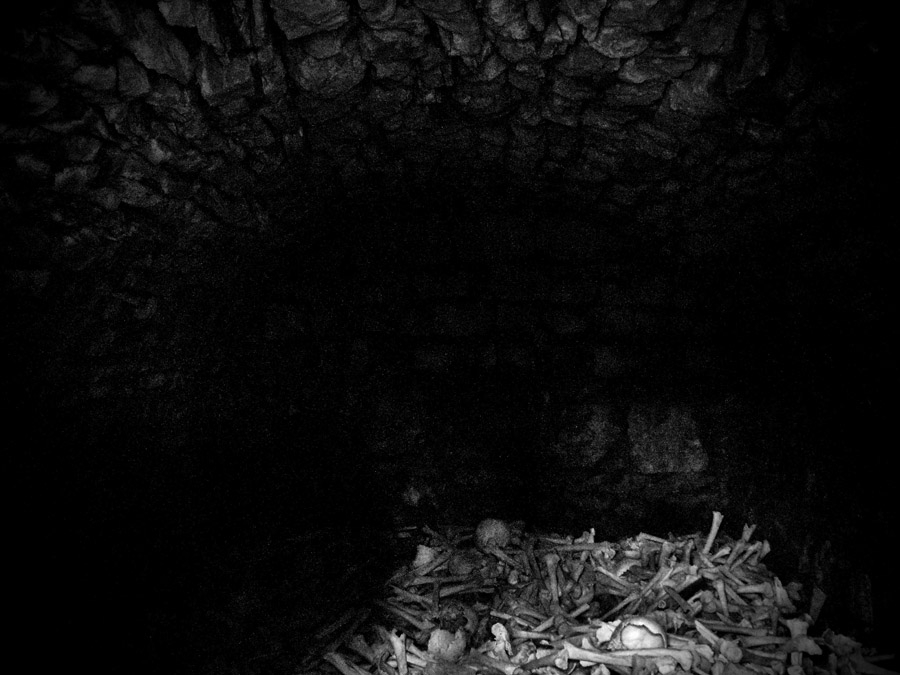 Silence, photography by Sandro Sardoz. Canon Powershot S5 IS. In Construction, Place, Cimeterie