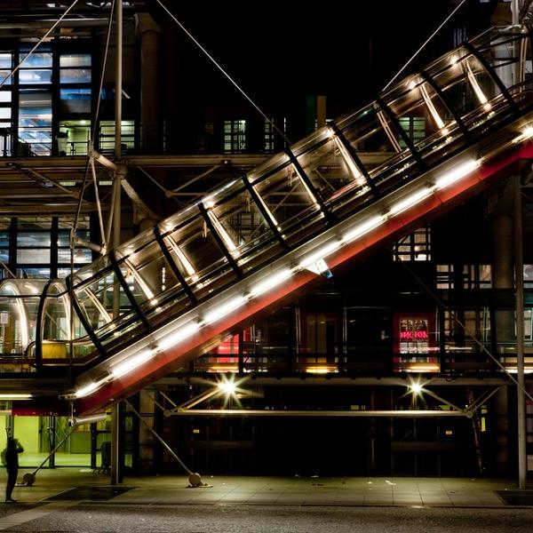 Stairz, photography by Nicolas Hoizey. J&rsquo;ai tent&eacute; plusieurs photos du Centre, avec des angles vari&eacute;s et des poses plus ou moins longues, et tout &agrave; coup j&rsquo;ai vu ces zones de couleurs qui ressortaient bien de l&agrave; o&ugrave; j&rsquo;&eacute;tais (bleu en haut &agrave; gauche, jaune en bas &agrave; gauche, rouge en bas &agrave; droite), et j&rsquo;ai tent&eacute; le coup. J&rsquo;ai renforc&eacute; ensuite un peu l&rsquo;effet dans Lightroom, mais l&rsquo;essentiel vient de la prise de vue.

Mon principal regret est que l&rsquo;escalier devrait &ecirc;tre plus centr&eacute;, mais il n&rsquo;y avait si je me souviens bien pas de rappel de couleur plus &agrave; droite, et recadrer pour centrer r&eacute;duirait les zones color&eacute;es &agrave; gauche.. Canon EOS 5D Mark II + Canon EF 24-70mm f/2.8 L USM. Pose longue. In Construction, Cityscape, skyline