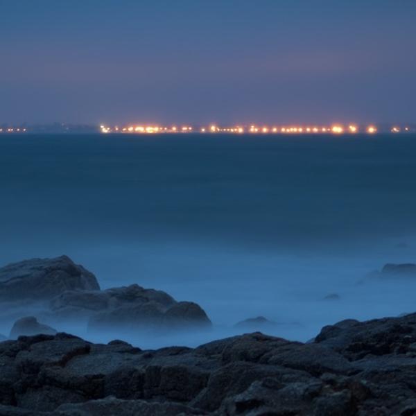 Along The Shore, photography by Nicolas Hoizey. Voici une photo faite de nuit en bord de mer &agrave; Benodet, en Bretagne. C&rsquo;est ma premi&egrave;re tentative de pose longue sur un tel sujet, et m&ecirc;me si je pense pouvoir faire vraiment mieux, je trouve que c&rsquo;est d&eacute;j&agrave; pas si mal !. Canon EOS 5D Mark II + Canon EF 24-70mm f/2.8 L USM. Pose longue. In Nature, Scenery, Waterscape